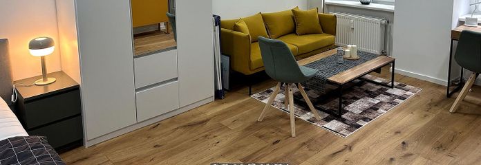 Wohnen auf Zeit exklusive hochwertig möblierte 1-Zimmer-Attelier mit EBK in Berlin – Wohnraum