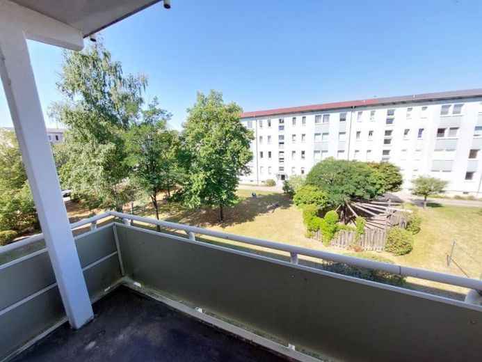 Schöne 4 Zimmerwohnung mit Einbauküche und Balkon – Foto 1