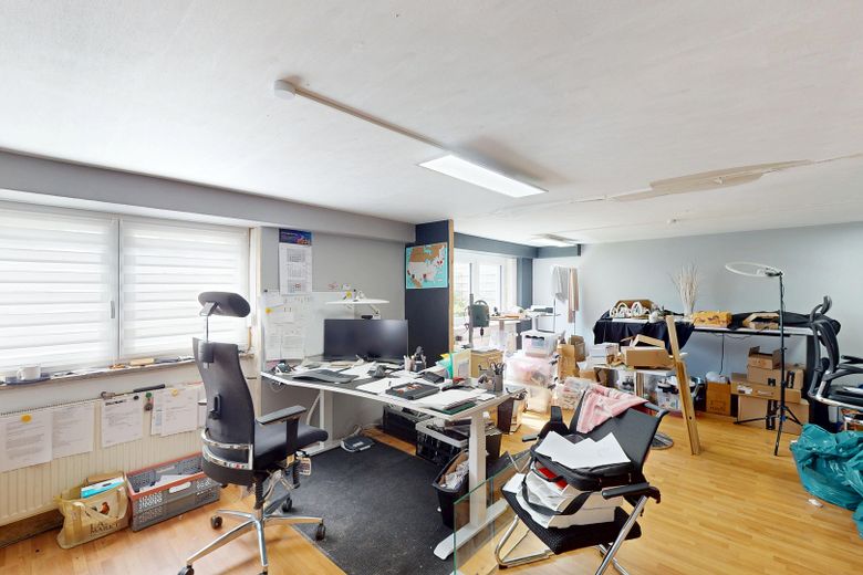 Renovated single-family home + self-contained apartment Roetgen – Büro im UG
