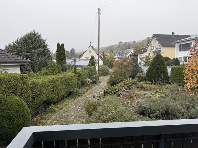 Blick vom Balkon in den Garten