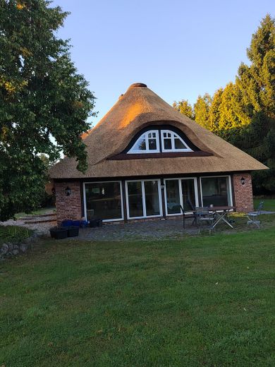 Kernsaniertes Bauerhaus unter Reet auf naturnahem Grundstück in Feldrandlage – Wintergarten und Terrasse