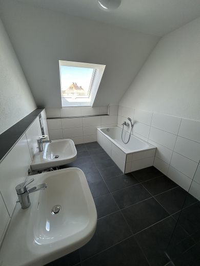 203 m² | Neubau 2021 | Garten | 2 Garagen | Wärmepumpe | Frensdorf – OG Bad