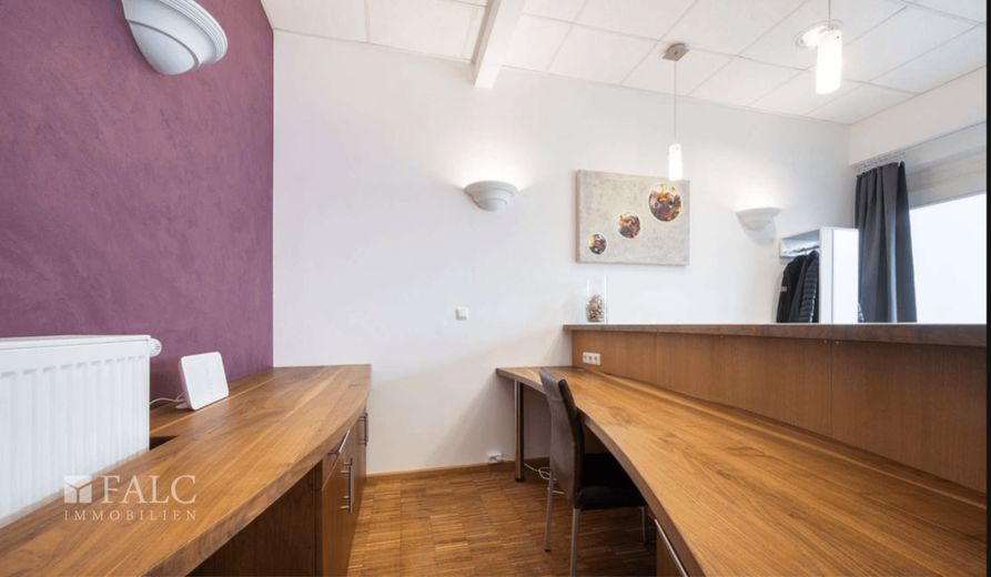 Einziehen und wohlfühlen: Stilvolles, vollmöbliertes 2-Zimmer-Apartment mit TG-Stellplatz im Zentrum von Aichach (Wohnen auf Zeit) – Wohnzimmer/Esszimmer