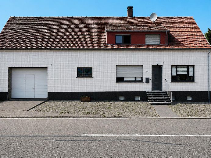 Einfamilienhaus mit viel Platz  – ideal für Familien mit großem Grundstück, Garten und Garage – Vorder-Ansicht