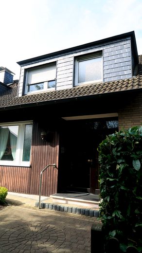 Platz für neue Geschichten - Charmantes Reiheneckhaus mit sonnigem Garten – Hausansicht