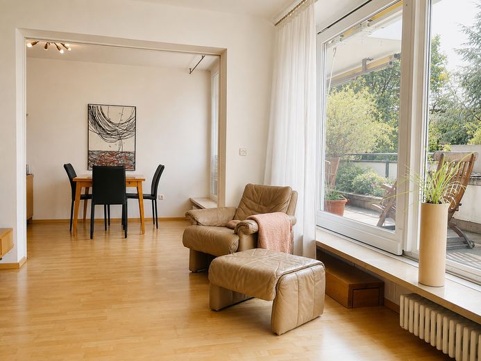 Großzügige Dachterrassenwohnung mit zusätzlichem Balkon in Haar – Durchgang mit Schiebetür
