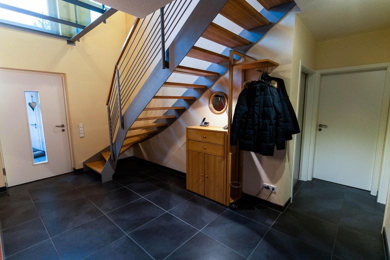 Casa passiva PLUS di architetto, classe energetica A+ (5,0 kWh/m²a) a Weisenheim am Sand – Treppenaufgang mit Galerie