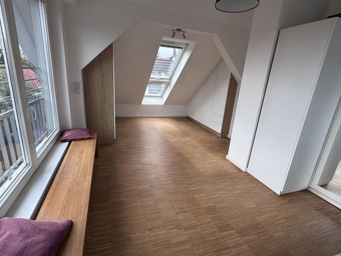 Apartamento de 3,5 habitaciones en Stuttgart-West | Dúplex Kräherwald con balcón y galería – Schlafzimmer 2