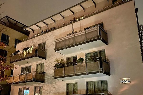 Attico con cucina componibile e terrazza sul tetto nel verde