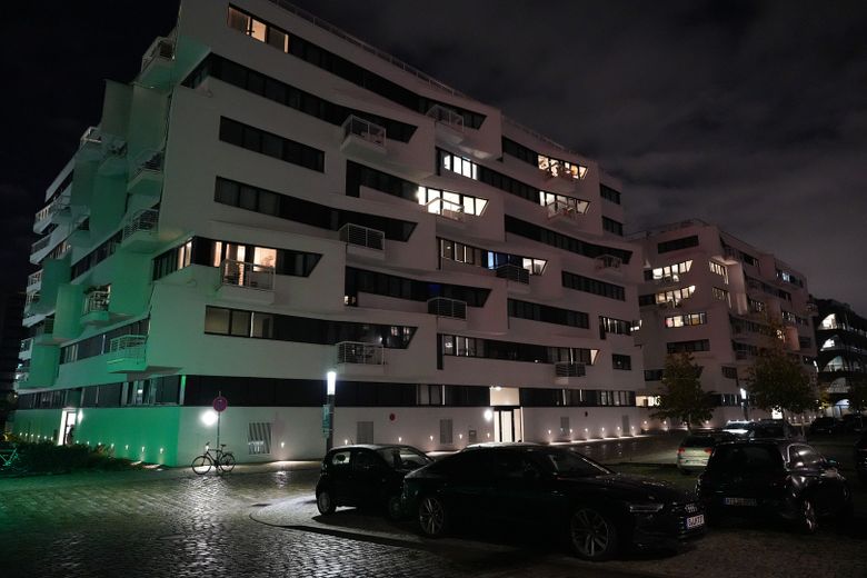 Luxuriöses Apartment an der Spree mit großer Sonnen-Dachterrasse – Gebäudeansicht (nachts)