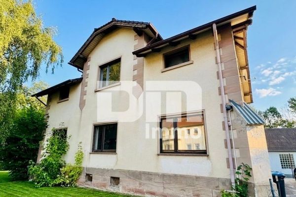 Casa unifamiliare spaziosa con molto spazio, enorme area giardino e grande potenziale
