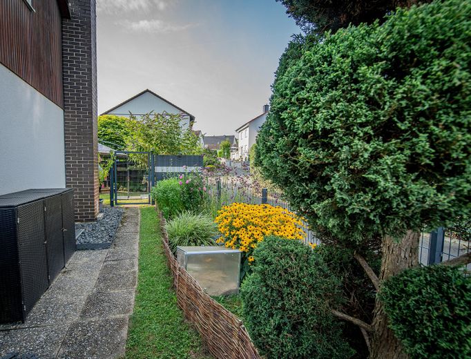 Freistehendes Familienhaus mit Traumgarten, Terrasse, Garage und viel Platz in Reinheim – Vorgarten Westseite