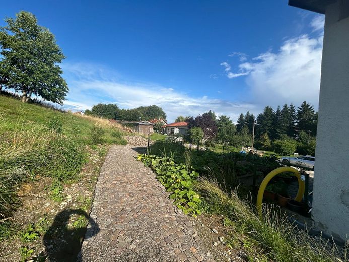 Ehemaliges landwirtschaftliches Anwesen mit großem Grundstück von Privat – Blick von Hintereingang