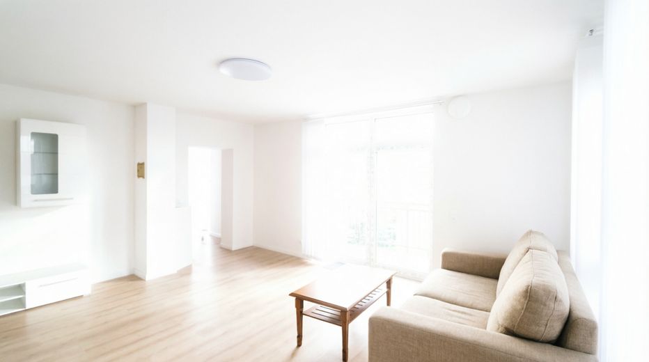 Sonnige 4 Zim., 2 Bäder, Balkone, Kamin, freier Blick, S-Bahn+ See 5 Min., Supermärkte 1-2 Min. – Wohnzimmer