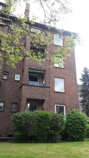 Suitable for a shared flat, 2 balconies(!), quiet side street, good infrastructure – 02-haus-rückansicht 1