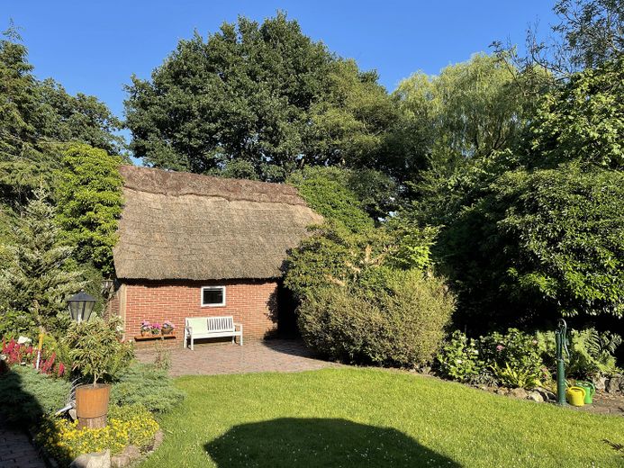 Großzügiges Anwesen unter Reet mit großem parkähnlichem Grundstück - vielseitig nutzbar. – Garage mit Terrasse