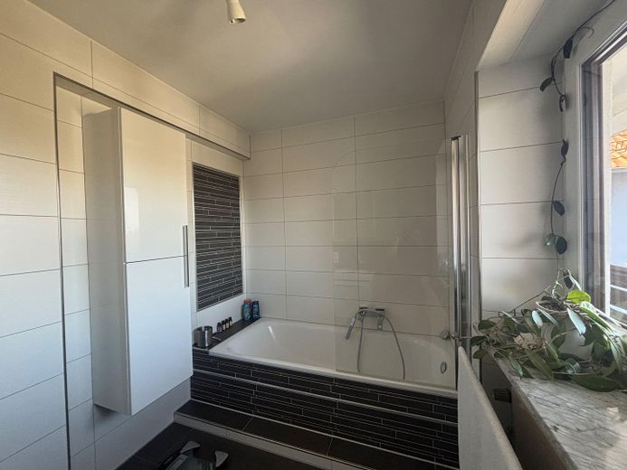 Bad mit Wanne / Duschwand