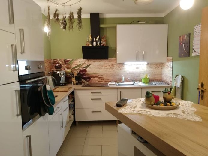 Encantador apartamento de 2 habitaciones en el ático, distribuido en dos niveles, con plaza de aparcamiento y cocina – Foto 1