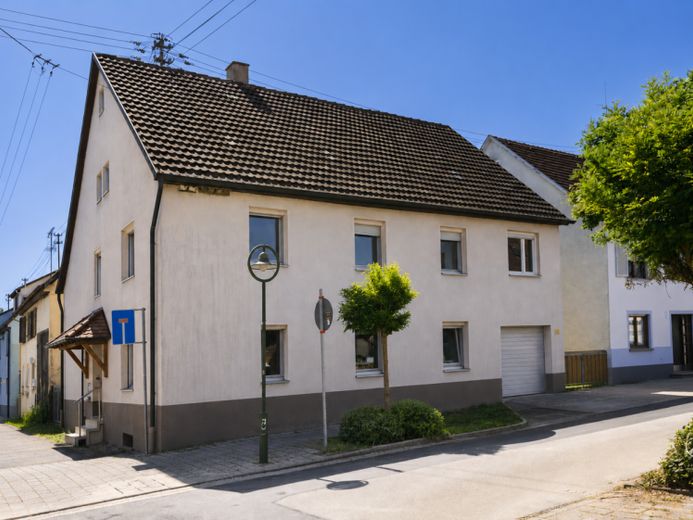 Maison spacieuse avec garage et potentiel d’aménagement supplémentaire – Photo 1