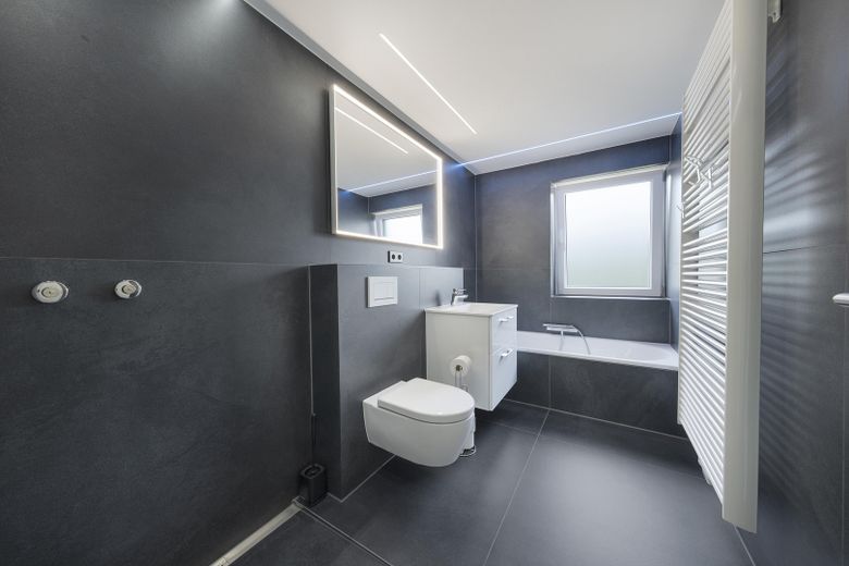 Modernisiertes Mehrgenerationenhaus mit zwei Einheiten in Bad Neustadt-Herschfeld – Badezimmer 1 UG