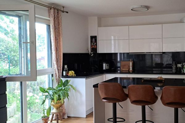 Gloednieuwe en moderne 4-kamerwoning met tuin