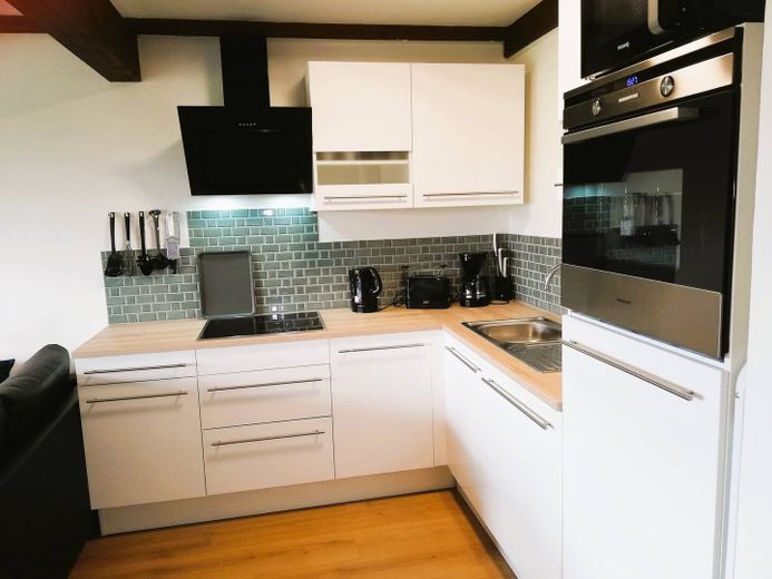Appartement entièrement équipé, terrasse, jardin, place de stationnement – Einbauküche