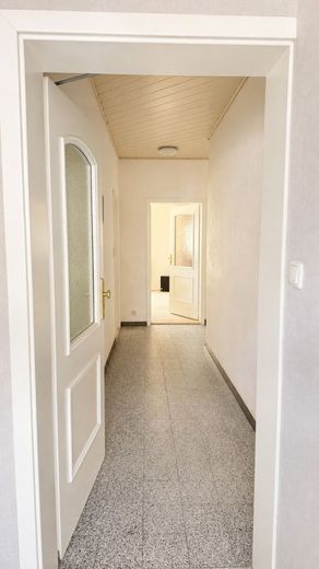 PROVISIONSFREI | Zweifamilienhaus mit Gewerbeeinheit, großem Grundstück und Pool – ein Flur der nicht unnötigen Raum stiehlt