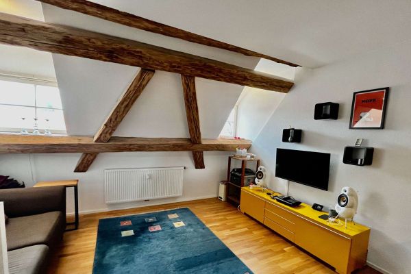 Kapitalanleger gesucht ! Schöne Dachgeschosswohnung  im Denkmal mit zauberhaftem kleinen Garten
