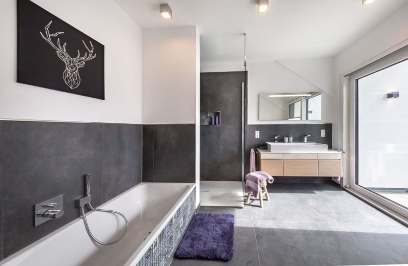 SMARTES EINFAMILIENHAUS MIT VIEL LIEBE ZUM DETAIL – Ansicht Badezimmer