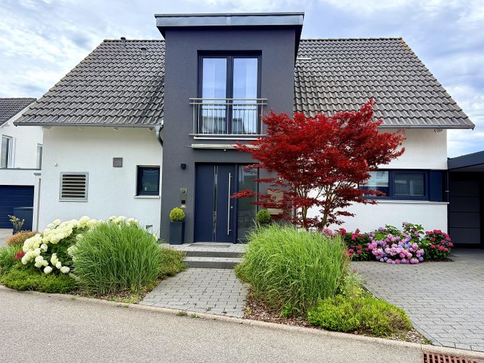 reserviert - Freistehendes Einfamilienhaus in Bestlage von Hbg-Kayh – Feldrandlage, A+, Wärmepumpe – Frontansicht
