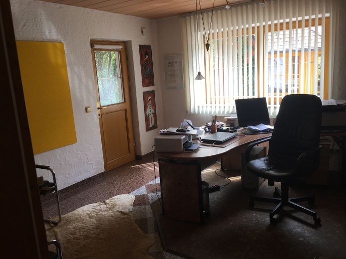 Am Waldrand gelegenes Einfamilienhaus mit ELW und parkähnlichem Garten – Büro