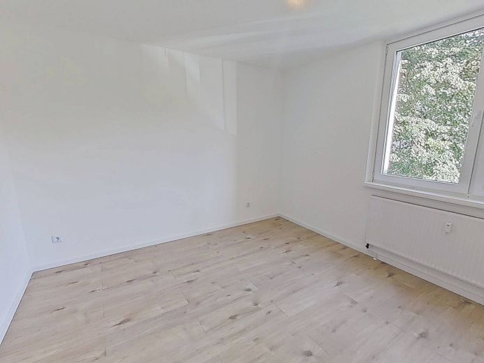 Moderne 3-Zimmer-Wohnung mit Balkon in fußläufiger Nähe zum Stadtzentrum – Ansicht I: Schlafzimmer I