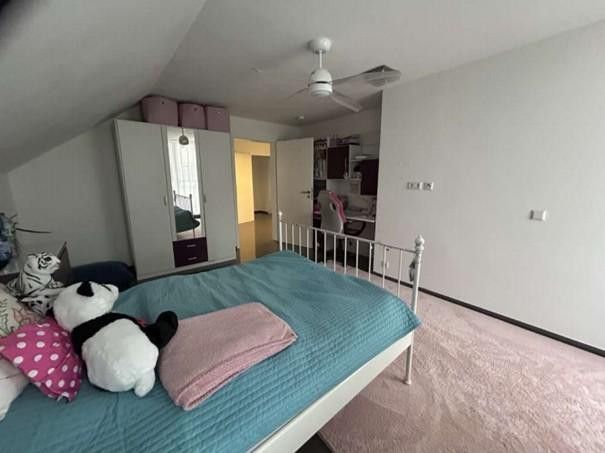 Modernisiertes Zweifamilienhaus mit zusätzlichem Wohnbereich – Kinderzimmer DG