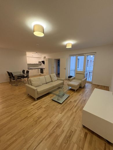 Köpenick'te bahçe parseli olan aydınlık 2,5 odalı daire – Wohn- und Esszimmer