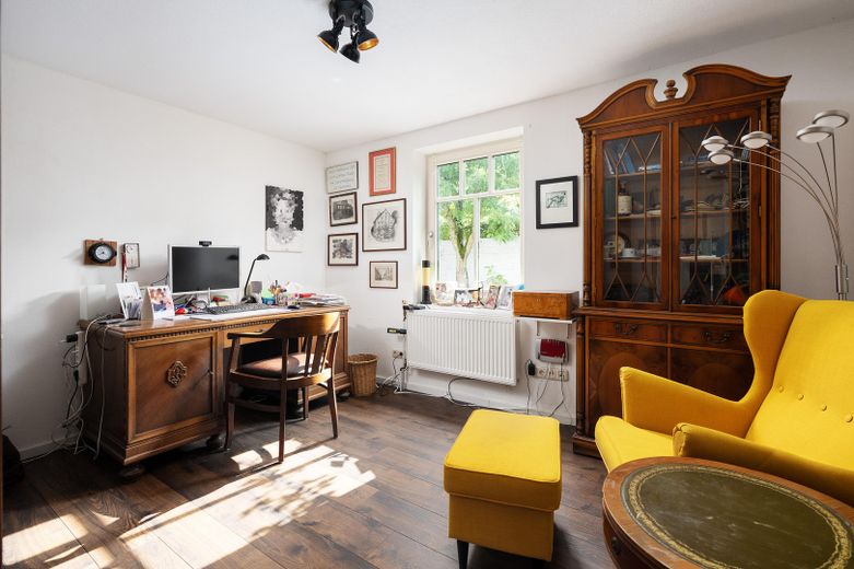 Family home with sauna, practice, cold room, barbecue hut, photovoltaic system and large garden in Horn-Lehe – Arbeitszimmer