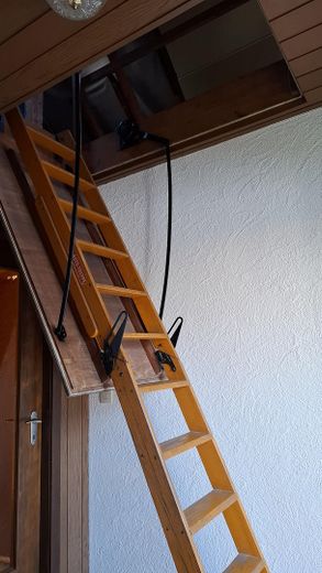 Freistehendes Einfamilienhaus mit 2 Wohneinheiten und Garten, 2 Garagen im Haus – Teleskop-Leiter zum DG