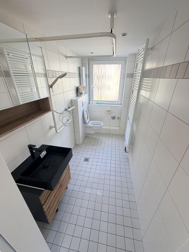 Erstbezug nach Sanierung: Helle 3-Zimmer-Wohnung mit Stellplatz& Keller – sofort bezugsfrei – Bad_WC.1