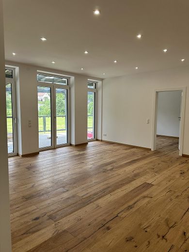 Appartamento al piano terra di 5 locali, cucina componibile, parquet, terrazza e giardino – Essbereich/Terrasse