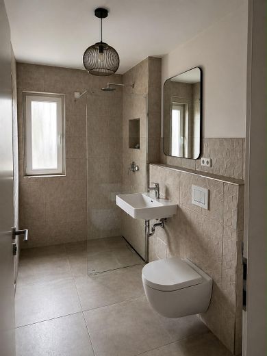 Exclusive apartment on a floor – Bad mit Fenster