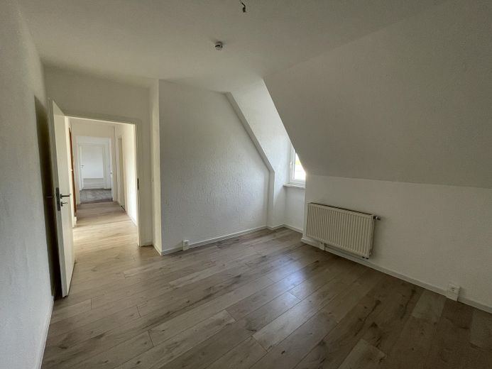 frisch renovierte 3 Zimmerwohnung mit Küche und Stellplatz – Zimmer 4 laut Grundriss