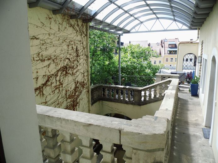 3 Zimmer mit anliegender überdachter Terrasse in der historischen Altstadt – Blick auf Terrasse