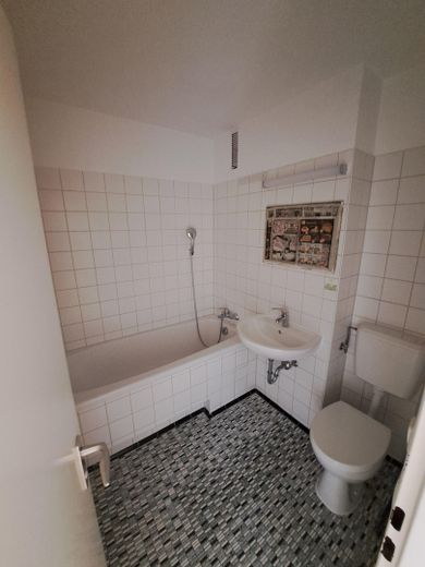 Sehr gut geschnittene, helle 2-Zimmer-Wohnung mit Balkon und Tiefgaragenstellplatz zu verkaufen – Bad
