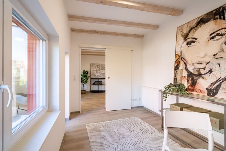 SANIERTES WOHN-ENSEMBLE IN BREISACH: 4 EINHEITEN MIT NEUEM NEBENGEBÄUDE &amp; PANORAMABLICK – Blick zum Durchgangszimmer