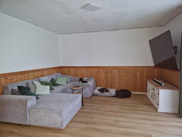 Einfamilienhaus mit Photovoltaikanlage – Wohnzimmer EG