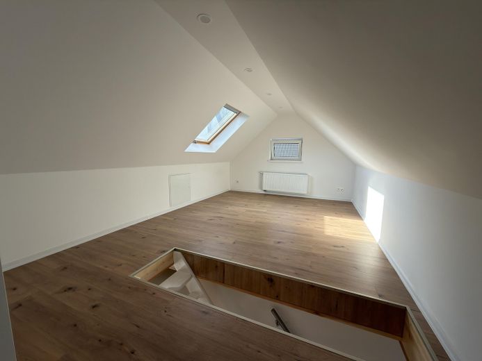 Kernsaniertes ZFH – 2 vermietbare Whg., Energieklasse A, 1.450 € Sollmiete – Zimmer 2 DG