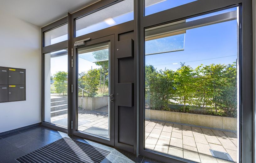 Moderne und neuwertige 4-Zimmer-Wohnung in Gronsdorf – Hauseingang