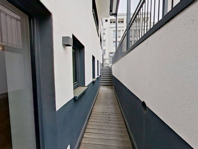 Moderno y espacioso piso de 3,5 habitaciones con TERRAZA y COCINA INTEGRADA en el oeste de Stuttgart – Terrasse