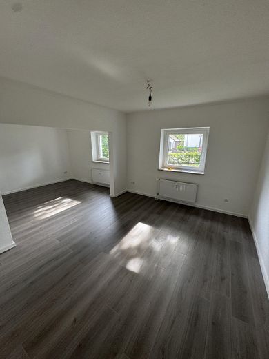 Renovierte 3,5 Zimmer EG Wohnung mit Garten – Wohnzimmer
