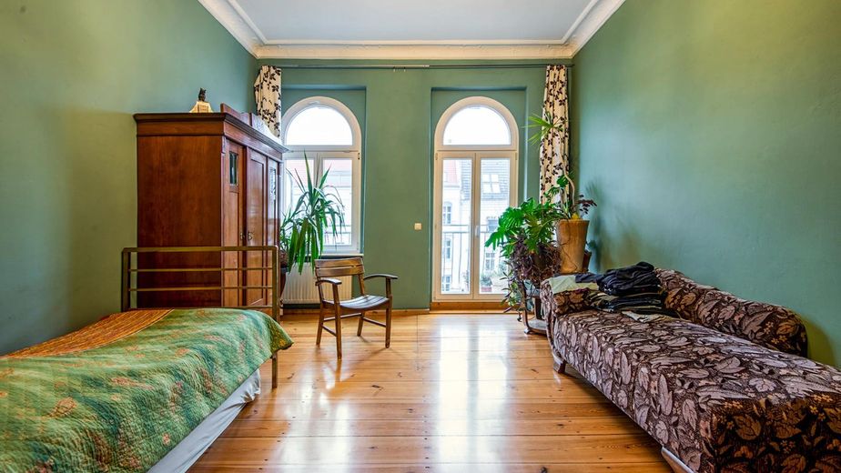 Provisionsfrei: 111 m² Altbau-Kapitalanlage mit 2 Südbalkonen, Helmholtz-Kiez Prenzlauer Berg – Schlafzimmer #01