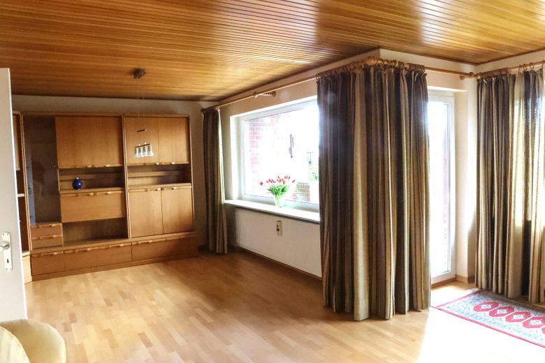 Casa con quasi 4.000 m² di terreno, stalla privata e pascolo - Rellingen – Wohnzimmer EG